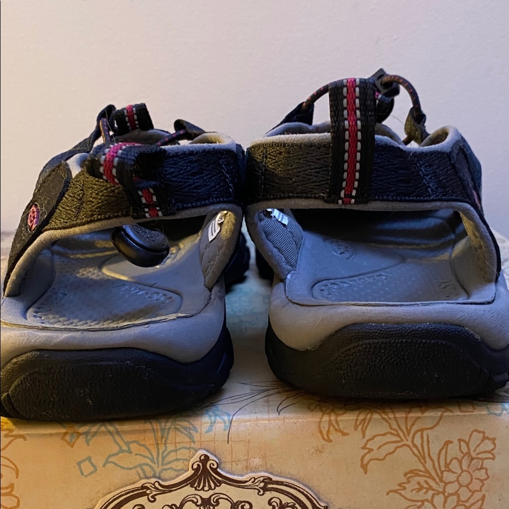 Keen Gray/Blach waterproof Footwear, scuffs one right toe from normal wear, - Picture 6 of 10